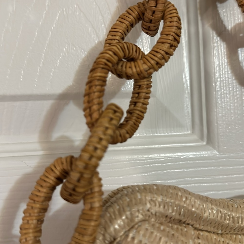 Antik Kraft Woven Straw Shell Bag with Tan Chain Strap - Picture 4 of 5